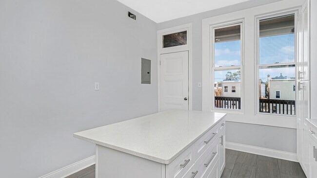 Building Photo - 3227 W Beach Ave