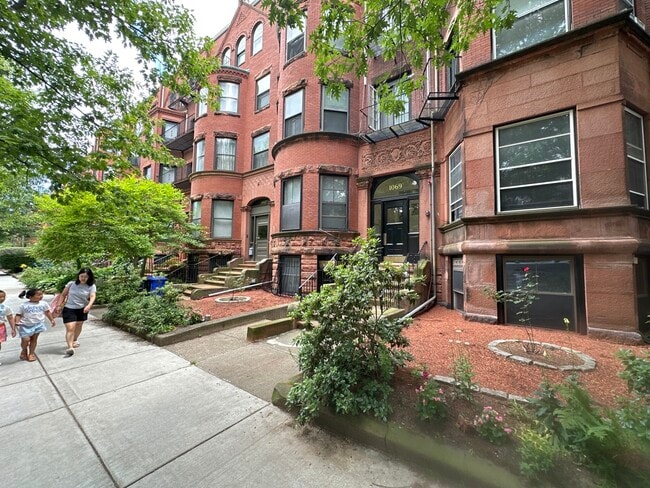 Building Photo - 1069 Beacon St