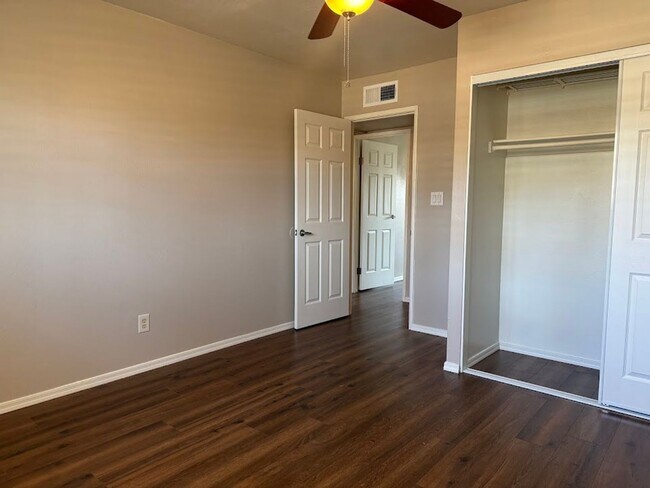 Building Photo - Spacious 3 bedroom, 2 bathroom home with 1,635 square feet in a convenient Central Phoenix locati...