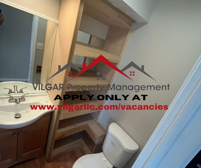 Building Photo - Spacious 3 Bed / 1.5 Bath Town-Home in Mer...