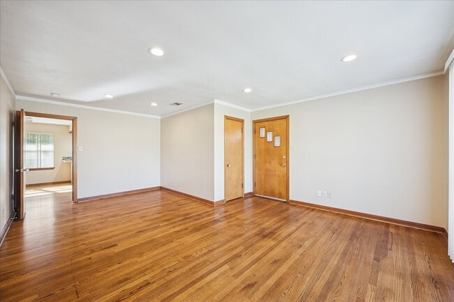 Building Photo - 2115 Gardenia Dr