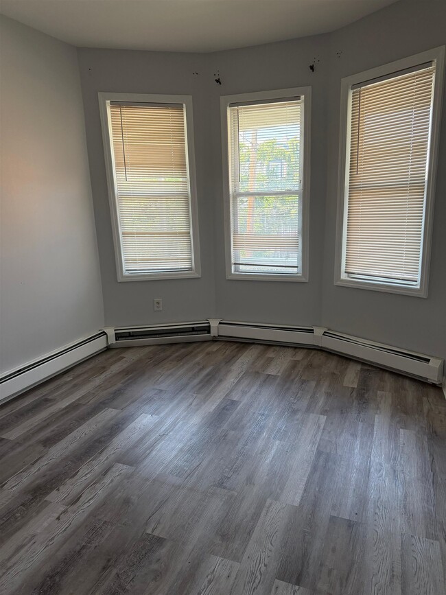 Building Photo - 161 Zabriskie St
