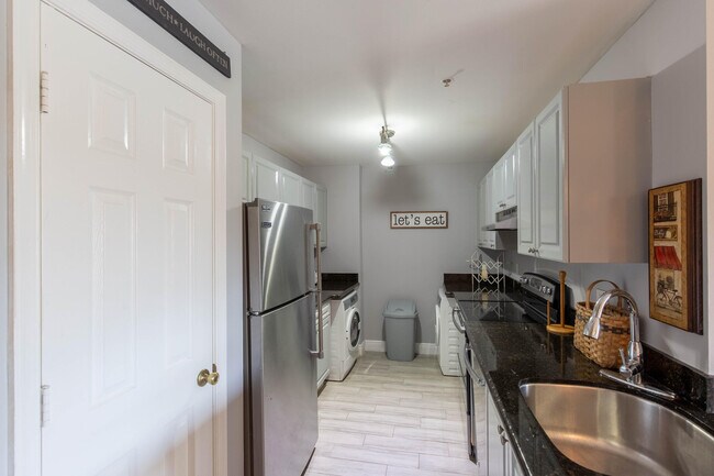 Building Photo - 2040 Greenview Shores Blvd