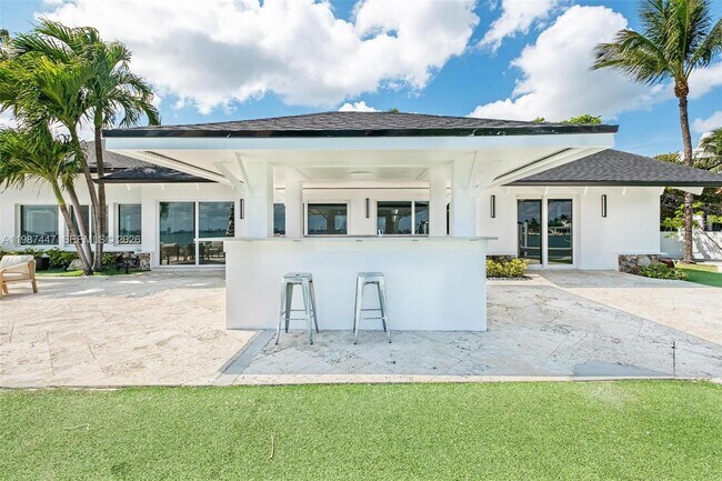 Building Photo - 1365 Bay Terrace