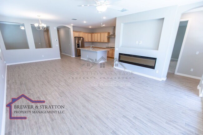 Building Photo - 15243 W Latham St