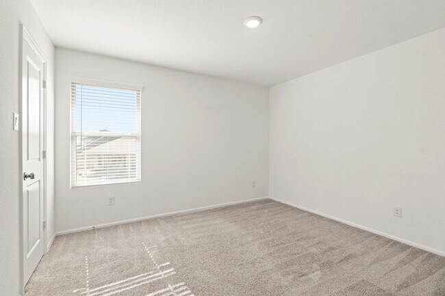 Building Photo - 5026 Lavaridge Dr