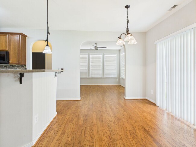 Building Photo - Charming 5-Bedroom 2.5 Bathroom Home locat...
