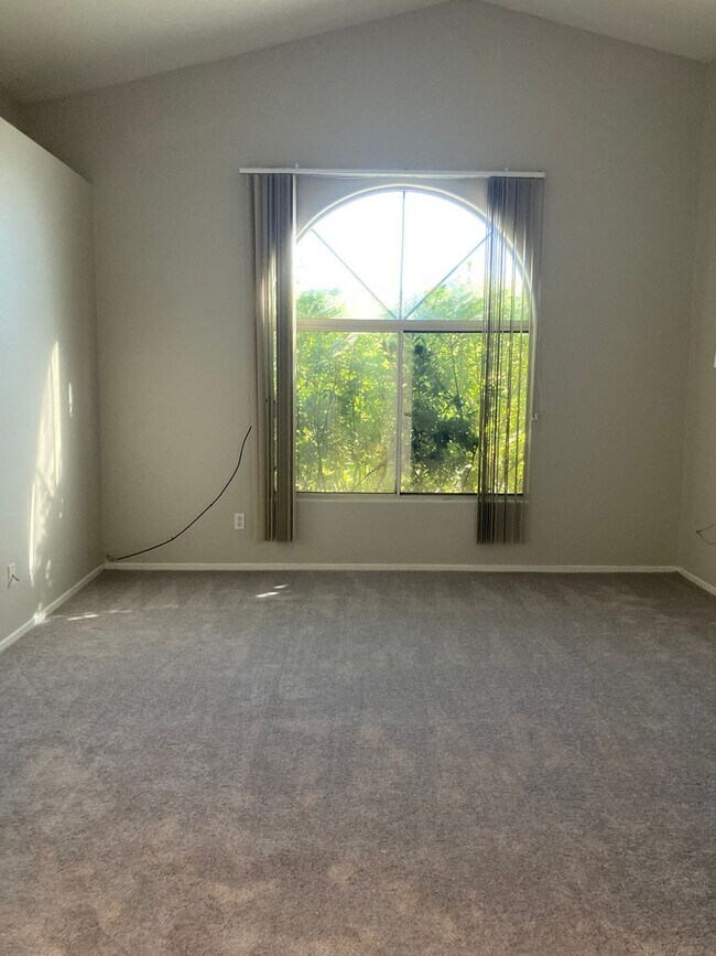 Building Photo - 3 bedroom 2 bath 2 car garage