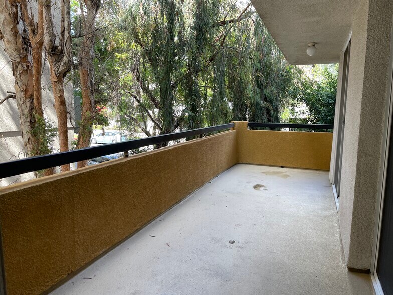 Building Photo - 525 S Berendo St