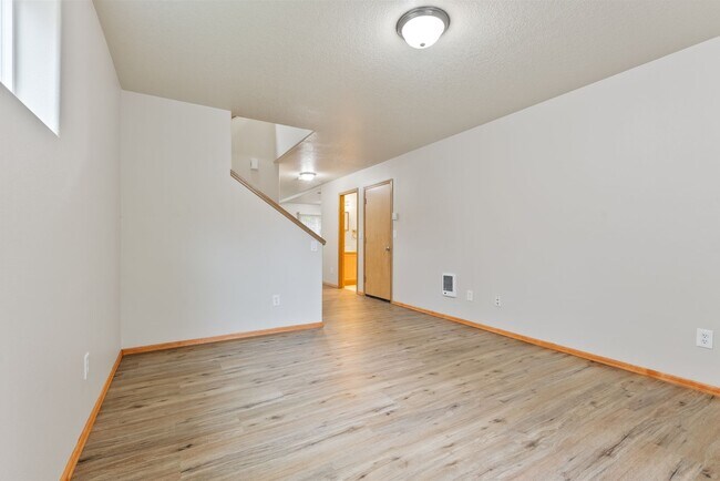 Building Photo - 4bed/2.5 Bath home - Available in SE Portland,