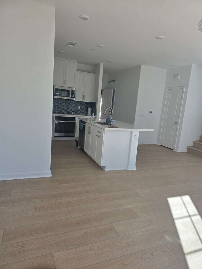 Building Photo - PRICE REDUCTION!! Sycamore Heights Masterpiece "Spacious 3-Bedroom Condo  with 3 Full Baths 1588 ...