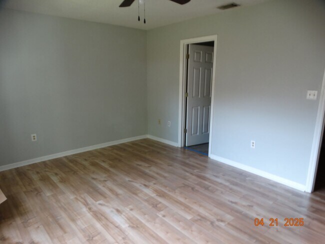 Building Photo - Great location