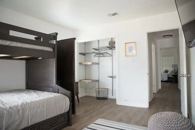 Building Photo - Fully Renovated 2x1 in a fabulous location!