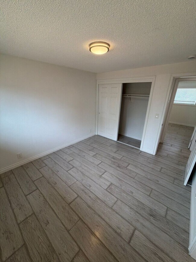 Building Photo - 1085 Saville Ave