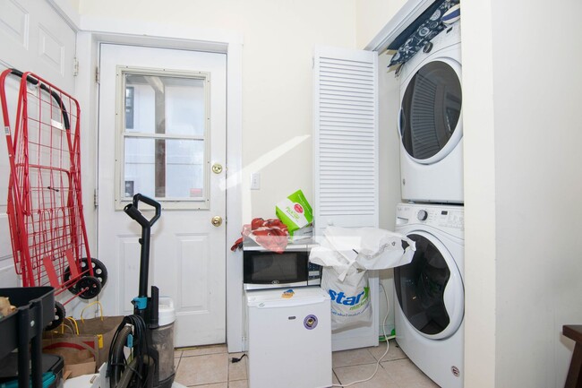 Building Photo - Massive Unit with Laundry in Unit, Front &...