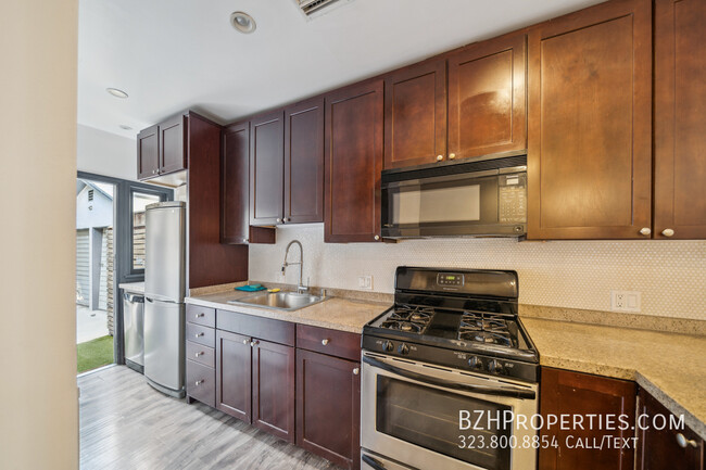 Building Photo - Modern 2-Bed, 2-Bath with a Huge Private Y...