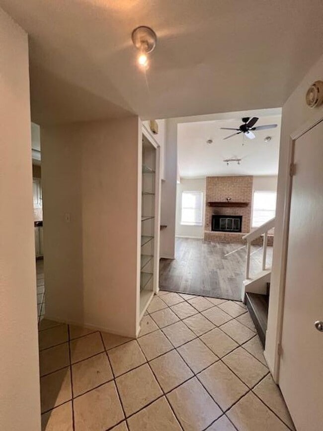 Building Photo - Northwest Condo / 2 bedrooms / 2 car garage / Backs beautiful Greenbelt