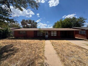 Building Photo - Home Located Minutes From Elementary & Restaurants!