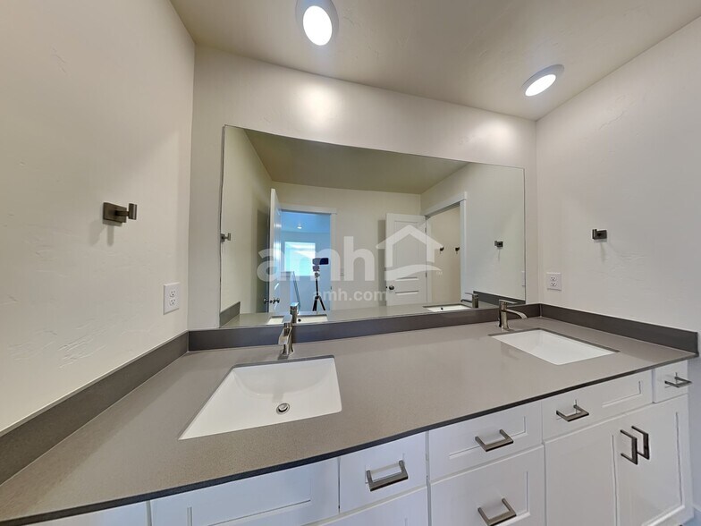 Building Photo - 706 S Retort Ave