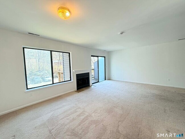 Building Photo - 14 Newtown Rd