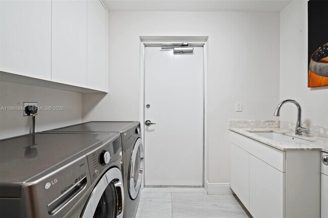 Building Photo - 13633 Deering Bay Dr