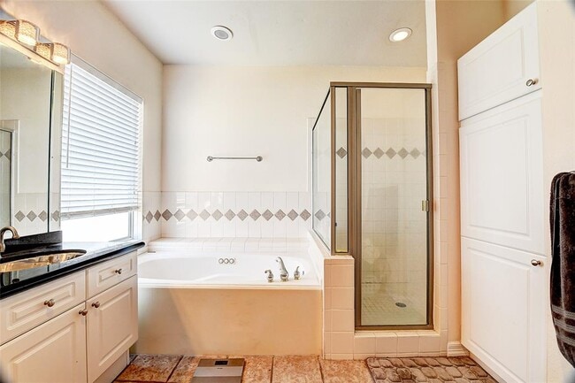 Building Photo - 803 Rosine St