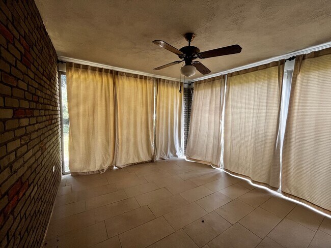 Building Photo - Wonderfull 3 Bedrooms along with 2 Full Ba...