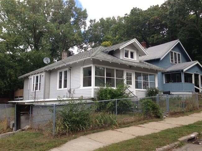 2 br, 1 bath House - 259 Fox St SW - 259 Fox St SW Grand Rapids MI ...