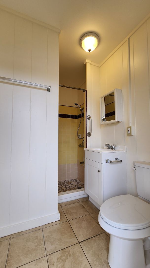 Building Photo - 1 bedroom, 1 bath, 1 parking unit in 4 unit single level buiding in Kalihi