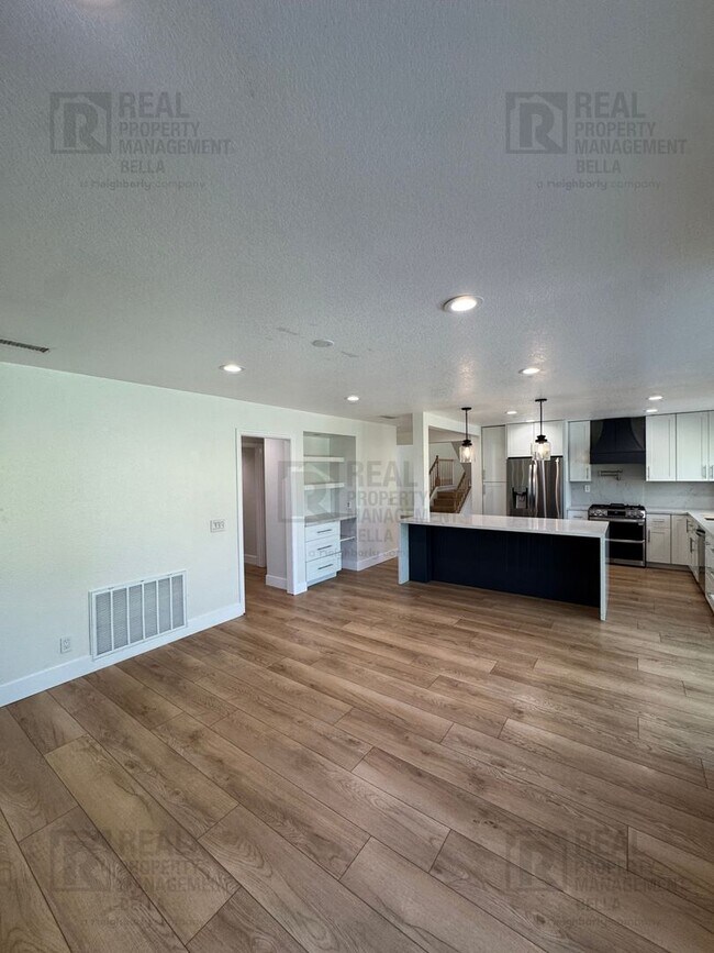 Building Photo - Resort-Style Living in Temecula – Pool Home with Designer Upgrades & 3-Car Garage