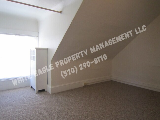 Building Photo - 1618 Roselyn Street