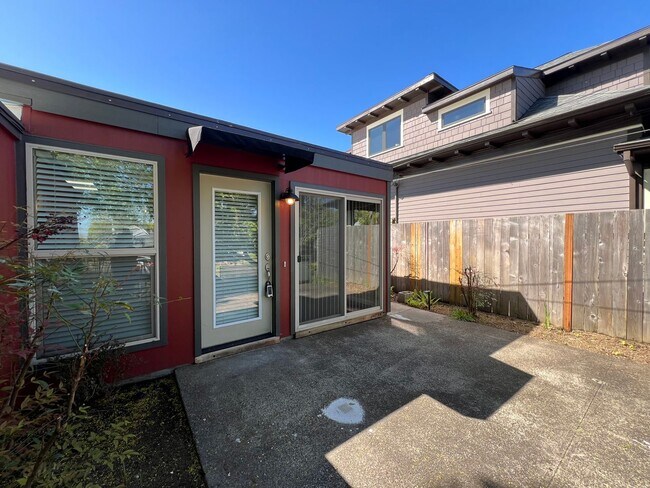 Building Photo - RICHMOND ONE BEDROOM AVAILABLE FOR IMMEDIATE MOVE-IN - SEE LISTING FOR SPECIALS!