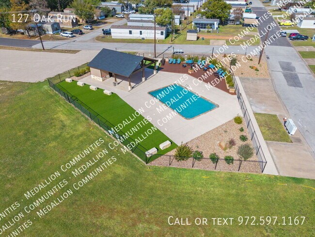 Building Photo - 127 Oak Run