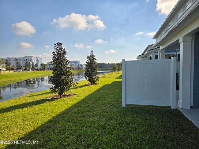 Building Photo - 203 Brandon Lks Dr
