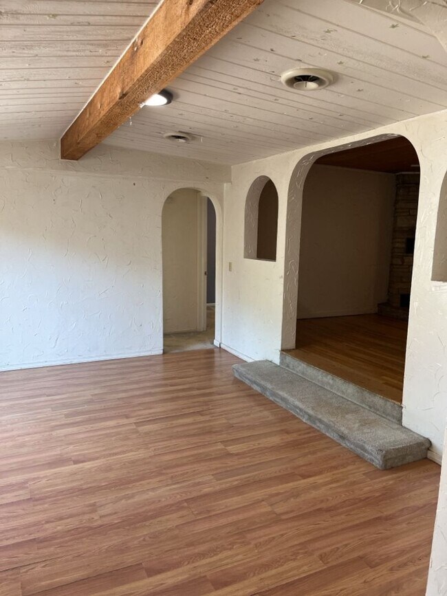 Building Photo - STUDENTS WELCOME! Spacious Ranch Home Across from City Park!