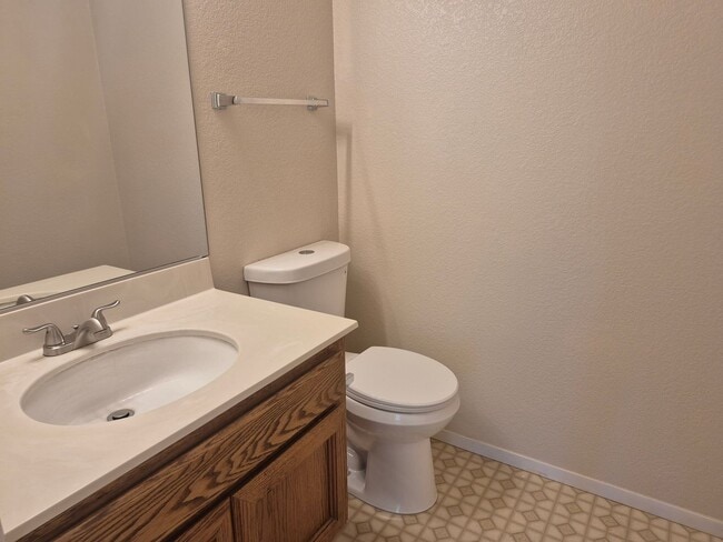 Building Photo - Adorable 3 bedroom 2.5 bath home