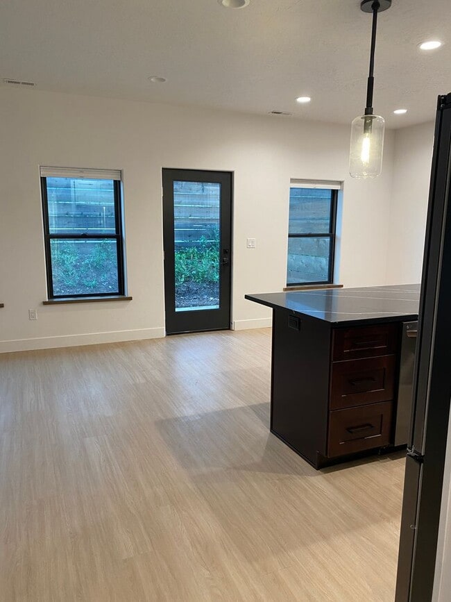 Building Photo - Townhome Driggs! 3 bedroom / 2.5 bath with...