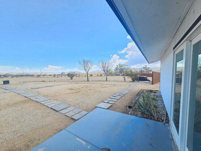 Building Photo - 2 bed 1 bath home + bonus room near Joshua...