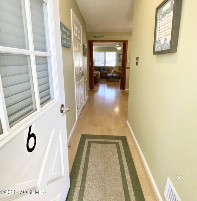 Building Photo - 10 SE Central Ave