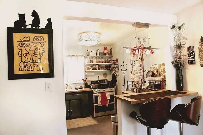 Building Photo - 1720 E 2nd St