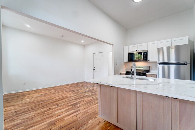 Building Photo - 522 Elm St