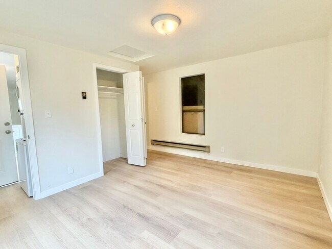Building Photo - 3063 Oak Bay Rd