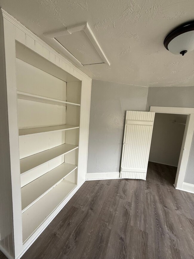 Building Photo - JMK Management-PM-022-0154-1126