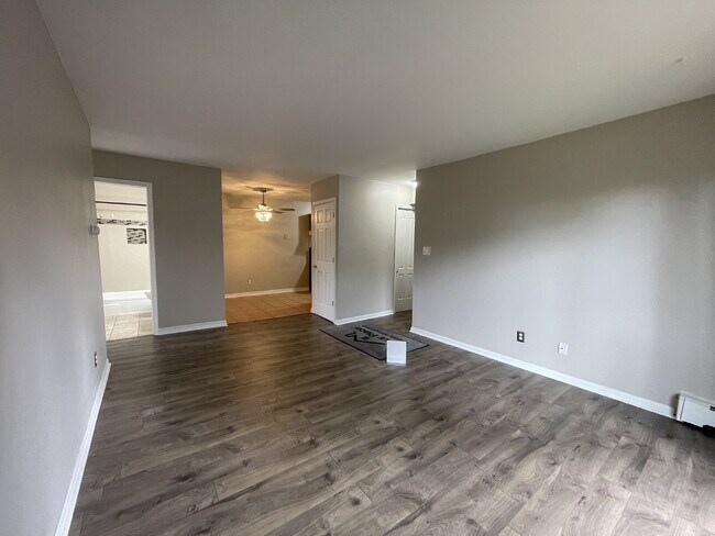 Building Photo - End Unit - 2 Bed, 1 Bath Condo With In-Uni...