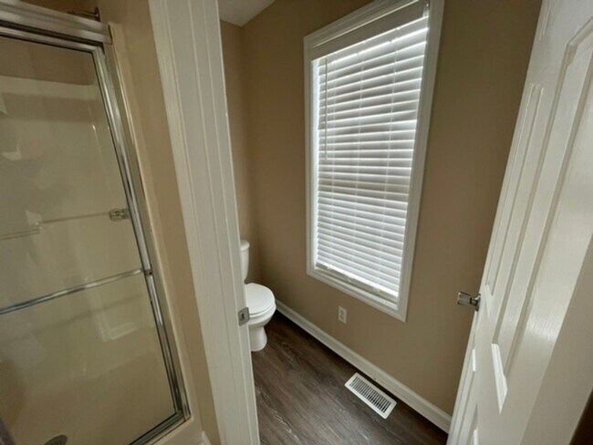 Building Photo - Large Home in Shelbyville For Rent