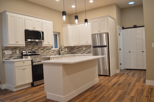 Building Photo - 1926 Broadway St