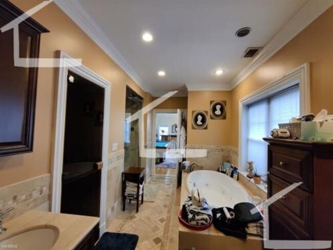 Building Photo - Charming 4 Bedroom-No Broker Fee