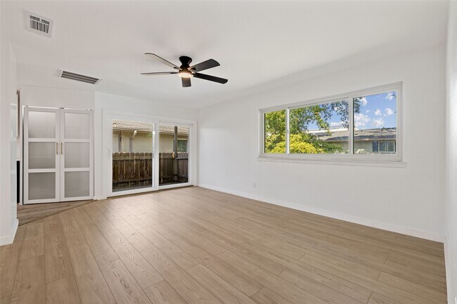 Building Photo - 909 Silber Rd