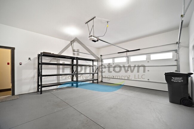 Building Photo - 3 Bedroom 2 Bathroom Home with Attached 3 Car Garage Available in Coeur d'Alene!