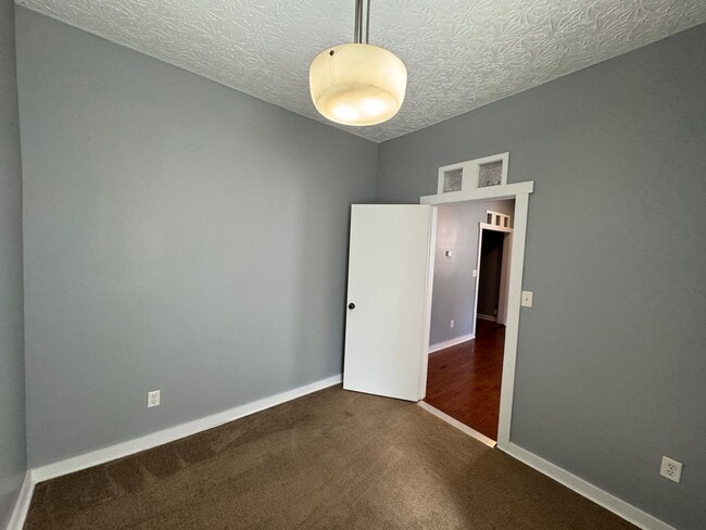 Building Photo - Fountain Sqaure 2 Bedroom 1 Bath with a bonus room/office.